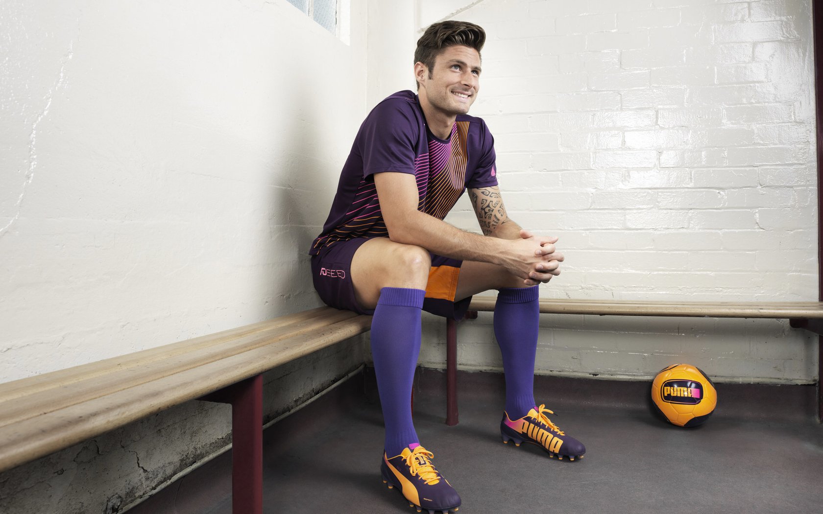 中锋做球与背身牵制作用突出，篮球中锋背打视频教程